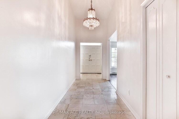 90 Charlton Boulevard, Toronto, ON, Newtonbrook West