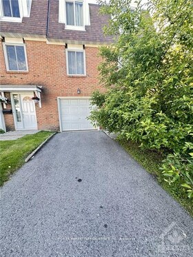 1833 AXMINSTER Court, Ottawa, ON