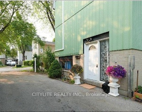 8 Horseshoe Court, Peel, ON , MLS #W13443420 , Image - 1