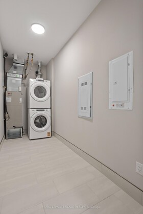 33318 RICHMOND Street, Middlesex, ON , MLS #X13642484 , Image - 1