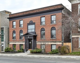 915 St Clair Avenue W, Toronto, ON