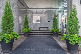 110 Bloor St W