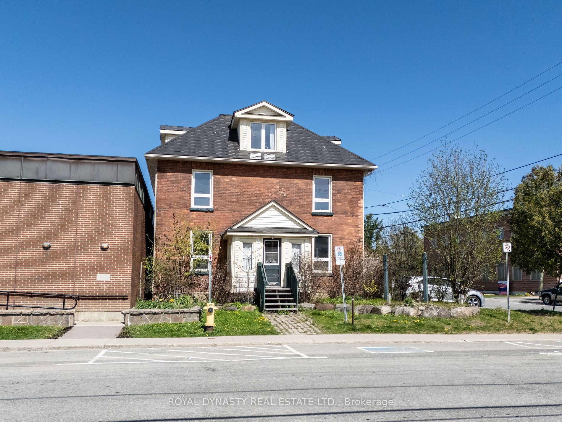 8 West St S, Huntsville, Ontario, 