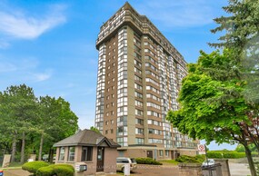 880 Dundas St W