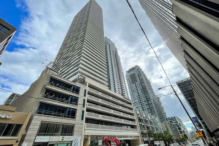 2221 Yonge St, Toronto, Ontario, Mount Pleasant West