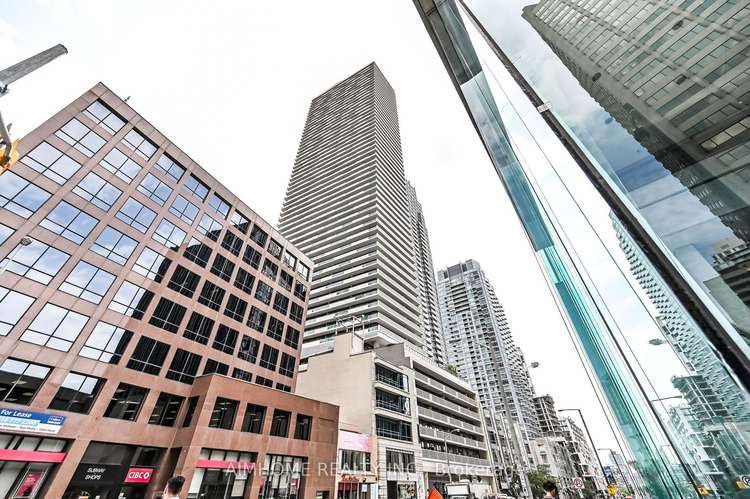 2221 Yonge St, Toronto, Ontario, Mount Pleasant West