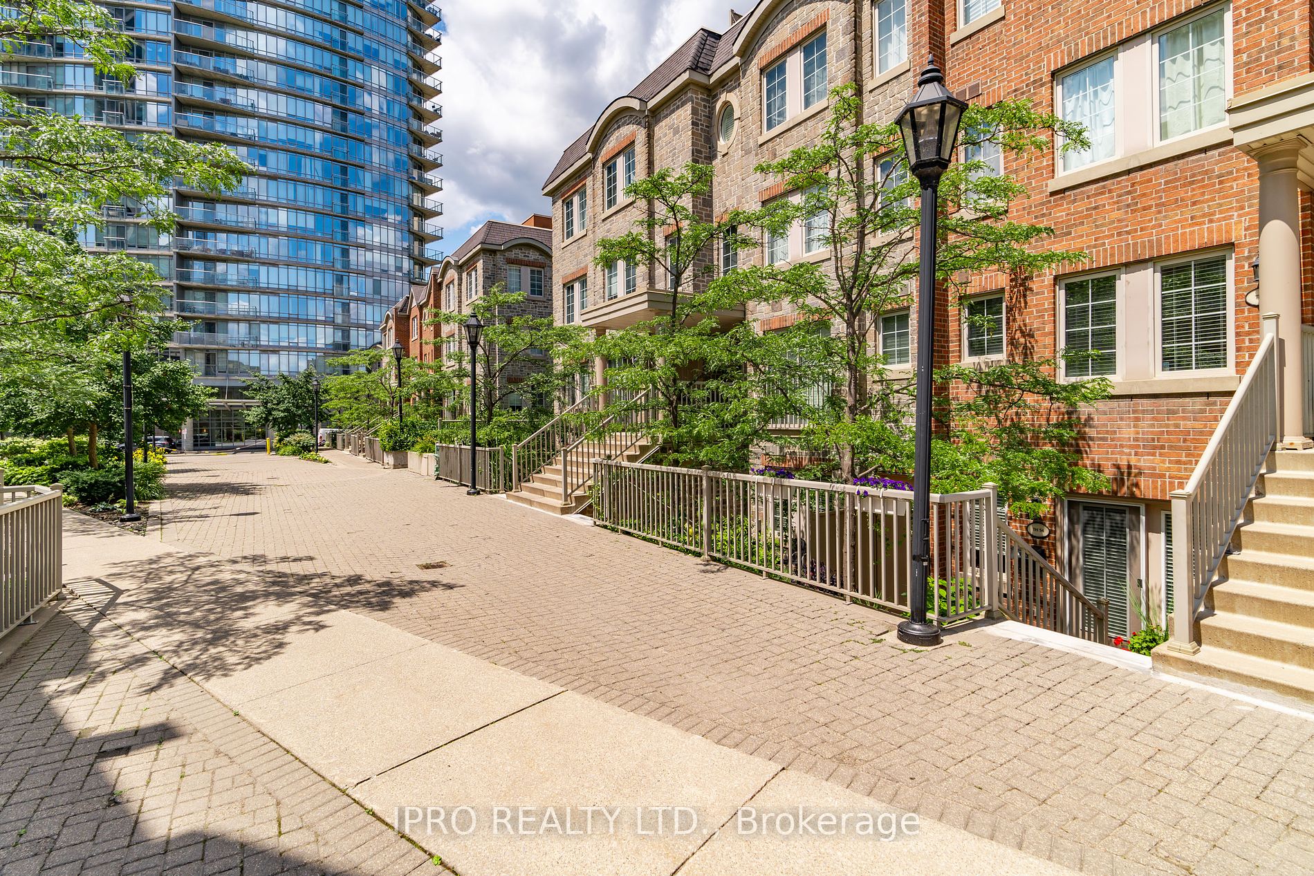 93 The Queensway, Toronto, Ontario, High Park-Swansea