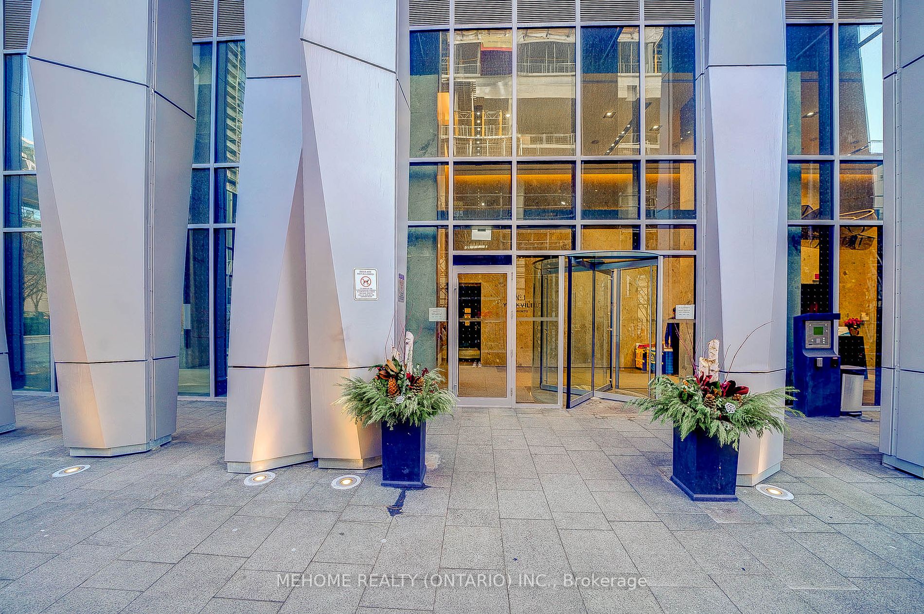 1 Yorkville Ave, Toronto, Ontario, Annex