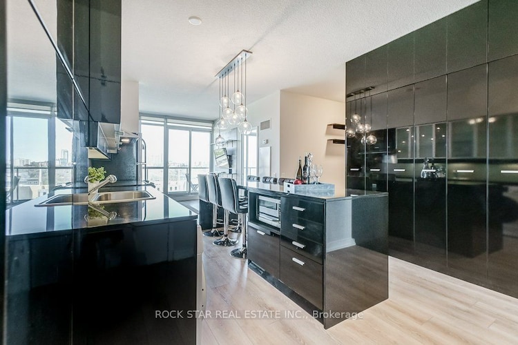 33 Singer Crt, Toronto, Ontario, Bayview Village