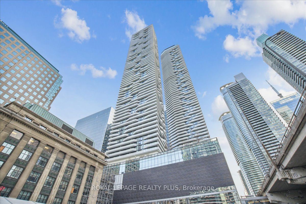 100 Harbour St, Toronto, Ontario, Waterfront Communities C1