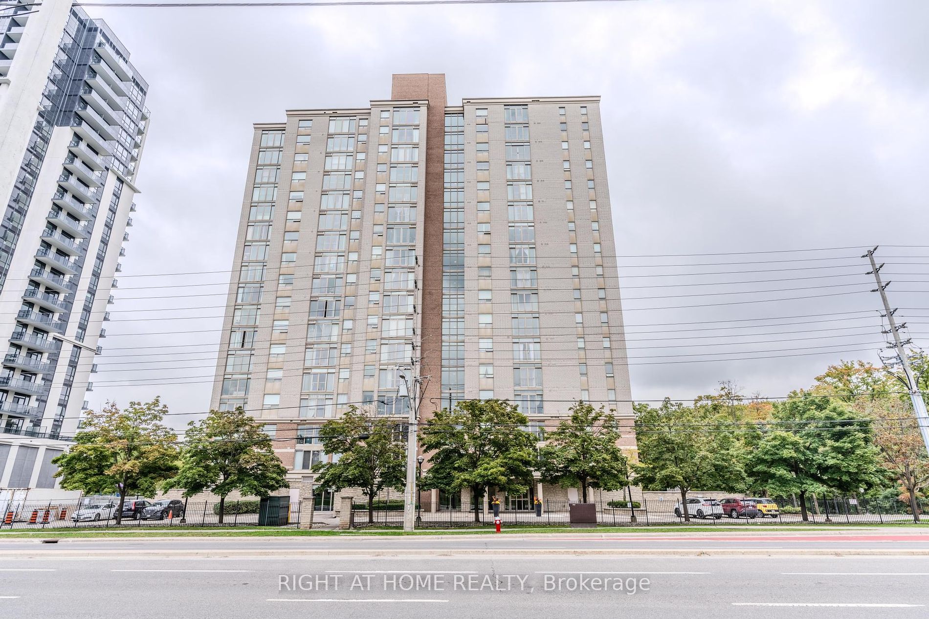 200 Burnhamthorpe Rd E, Mississauga, Ontario, Mississauga Valleys