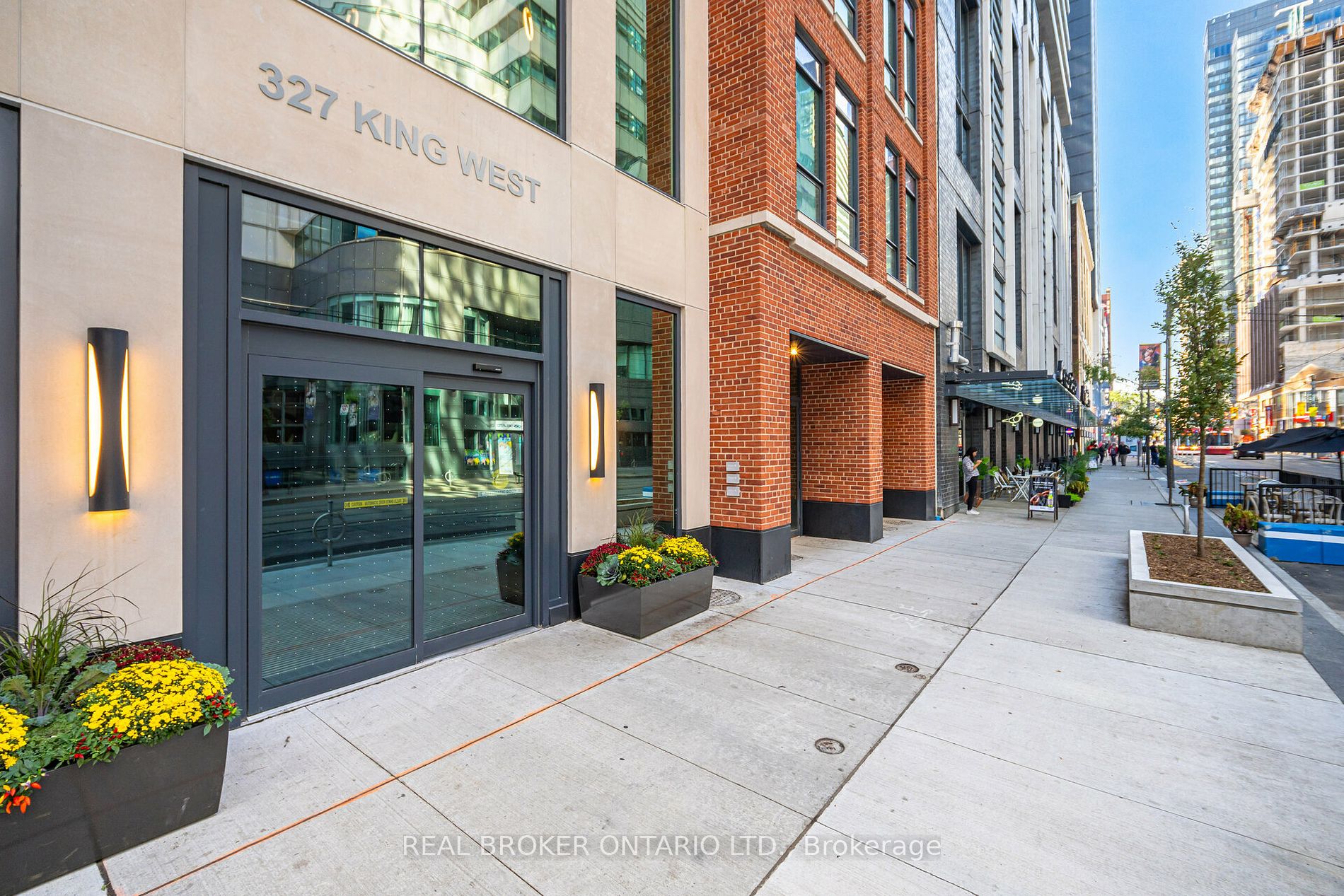 327 King St W, Toronto, Ontario, Waterfront Communities C1