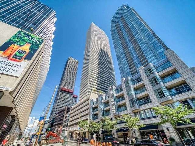 2221 Yonge St, Toronto, Ontario, Mount Pleasant West