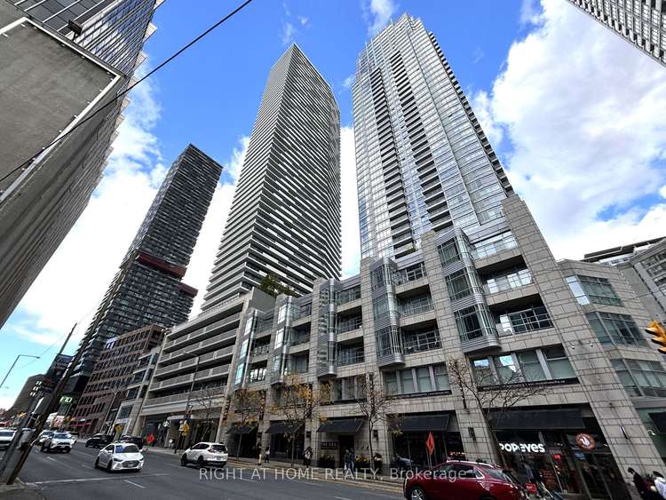 2221 Yonge St, Toronto, Ontario, Mount Pleasant West