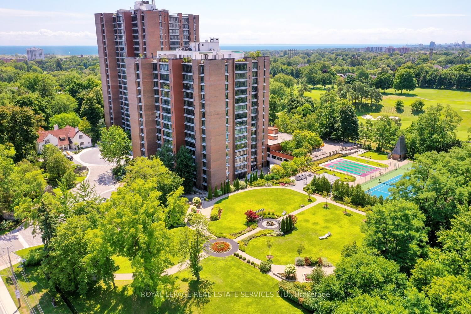 1400 Dixie Rd, Mississauga, Ontario, Lakeview